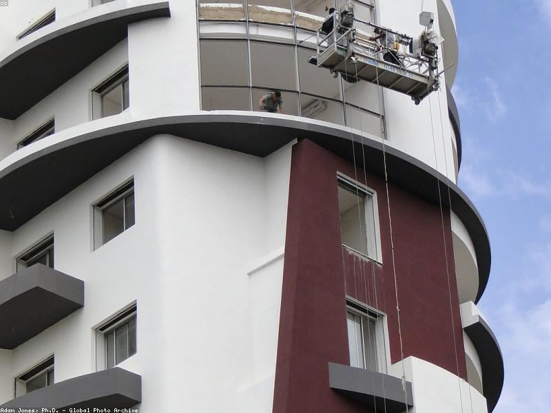Plataforma suspendida en la fachada curva de un edificio residencial
